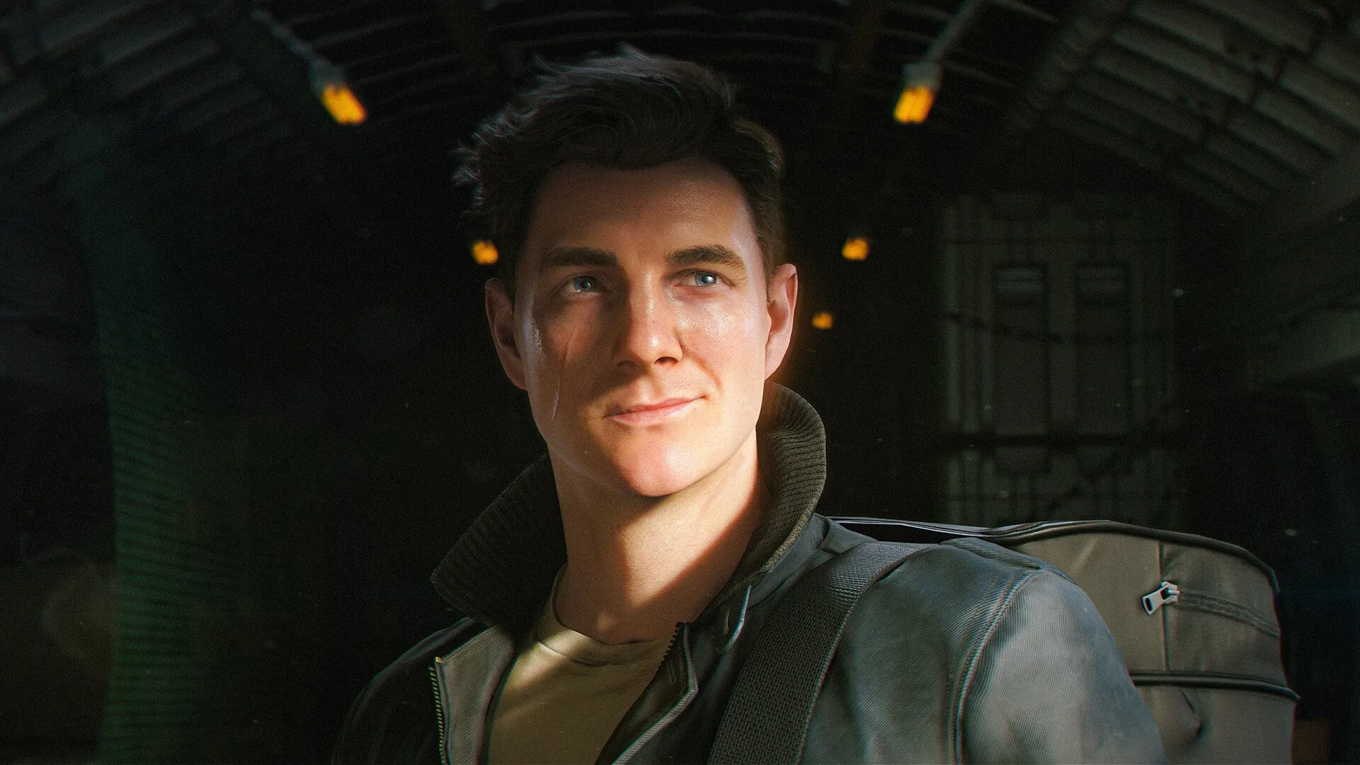 Render do personagem James Bond jovem em 007 First Light, sorrindo com confiança num hangar com iluminação de tochas ao fundo