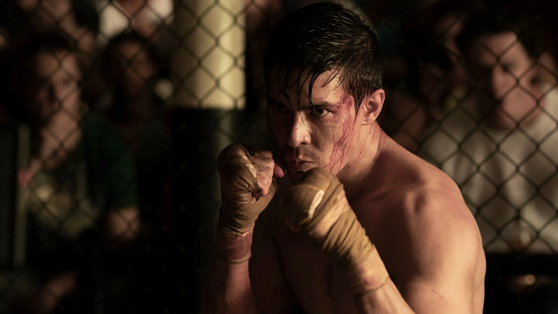 Lewis Tan como Cole Young em cena de luta de Mortal Kombat II