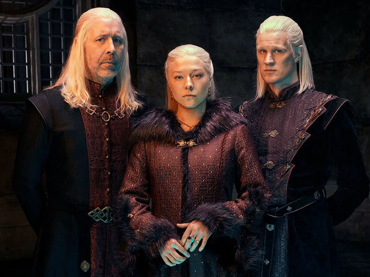 Rhaenyra Targaryen montada em seu dragão durante batalha aérea na terceira temporada de A Casa do Dragão