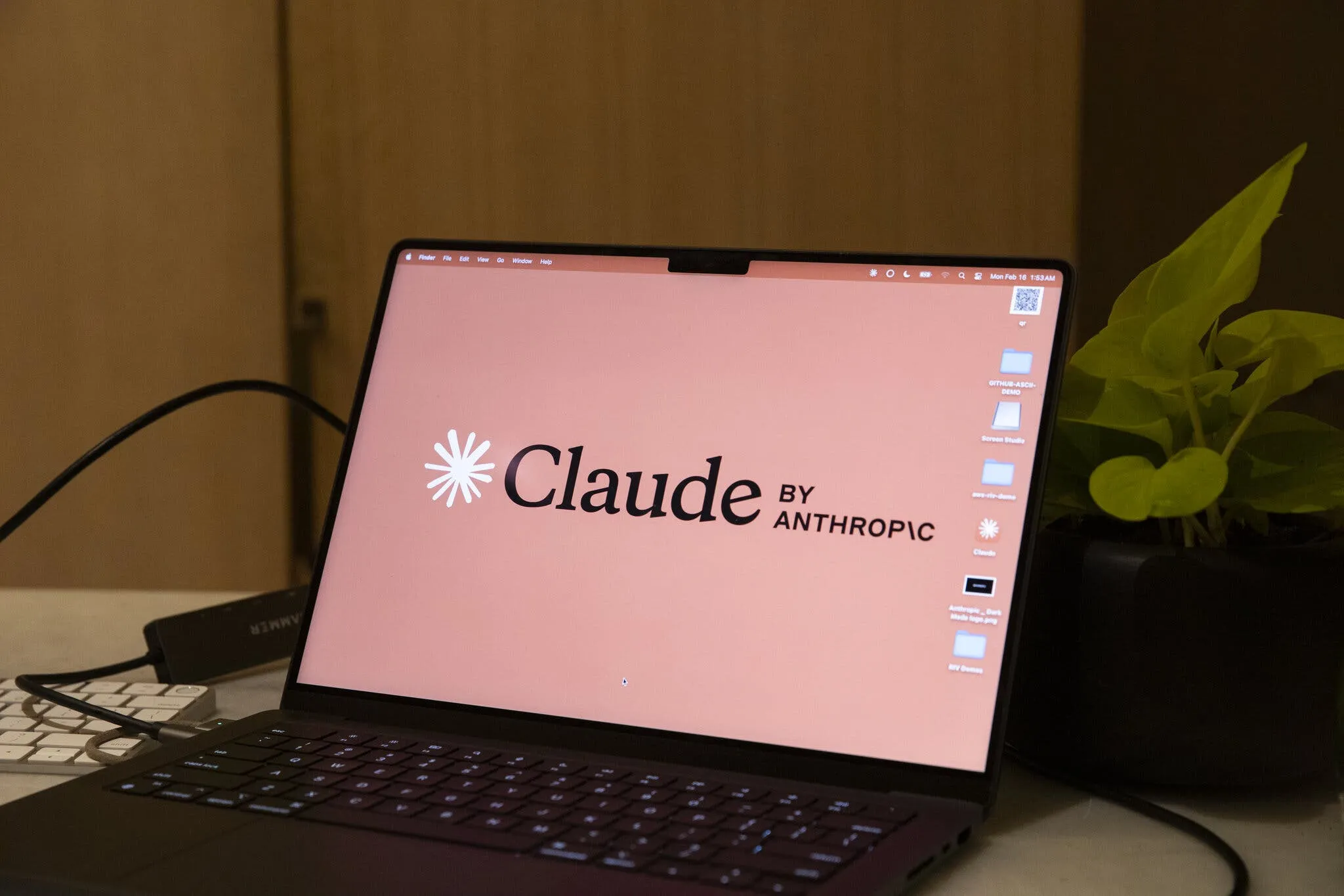 Laptop aberto na tela do Claude, modelo de IA da Anthropic