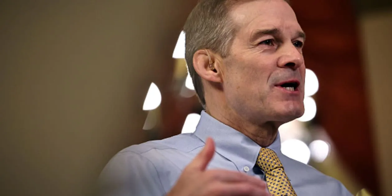 Dario Amodei, CEO da Anthropic, e Sam Altman, CEO da OpenAI, no AI Impact Summit em Nova Delhi, fevereiro de 2026