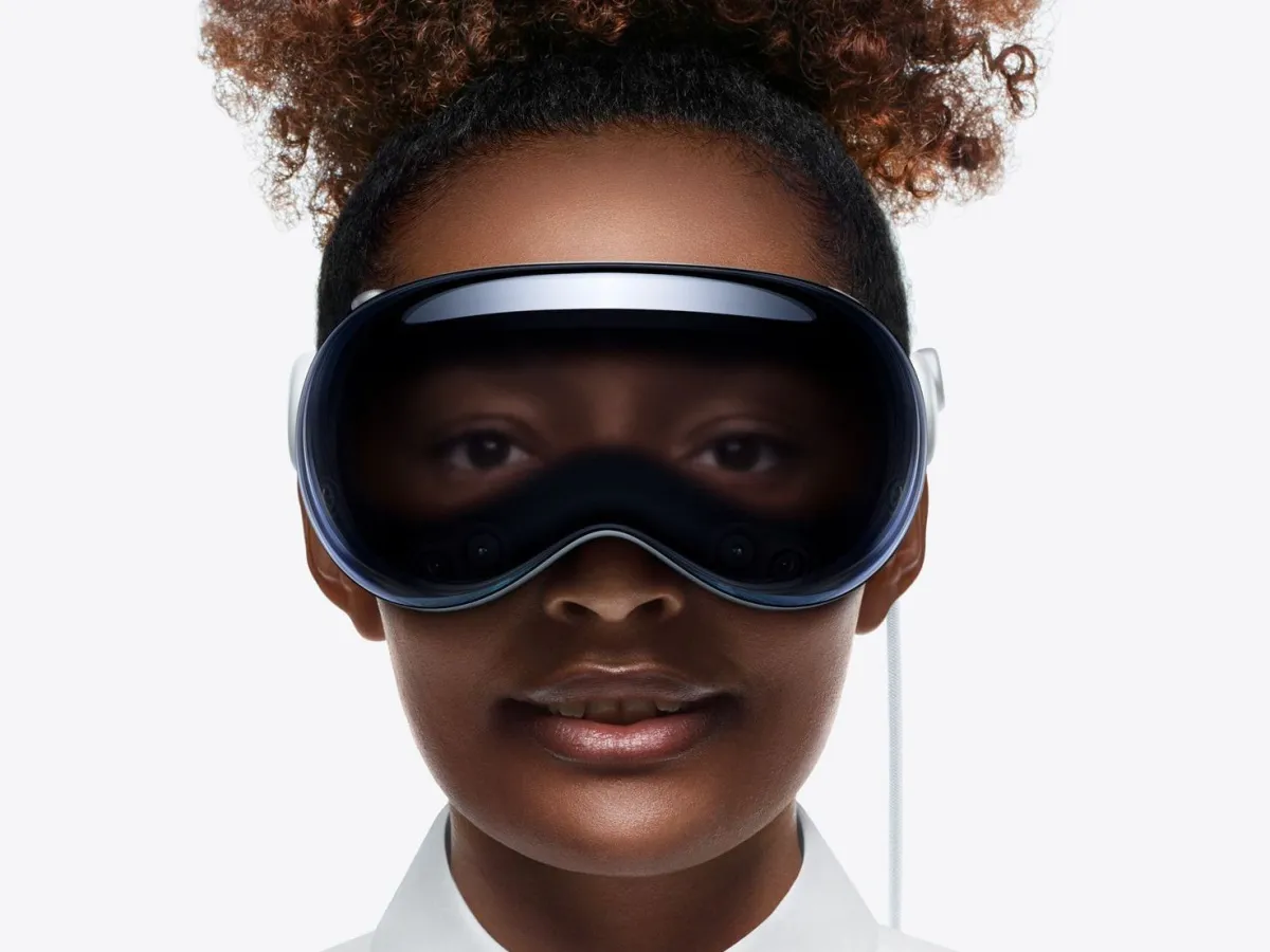 Pessoa usando o Apple Vision Pro, headset de realidade mista com telas micro-OLED e design de óculos futurista