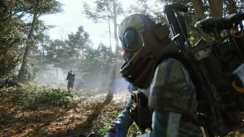Raiders em confronto numa floresta em Arc Raiders, com vegetação densa e luz filtrada