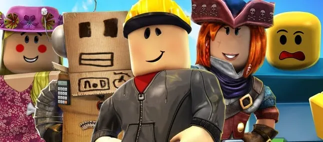 Grupo de avatares do Roblox lado a lado, incluindo um personagem com cabeça de caixa de papelão e uma pirata ruiva
