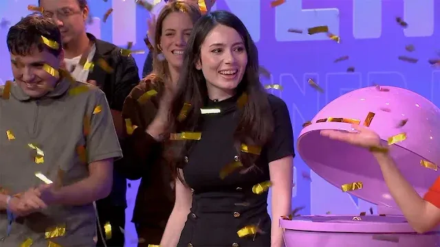 Luana, campeã do Candy Crush All Stars 2026, no palco da final em Londres