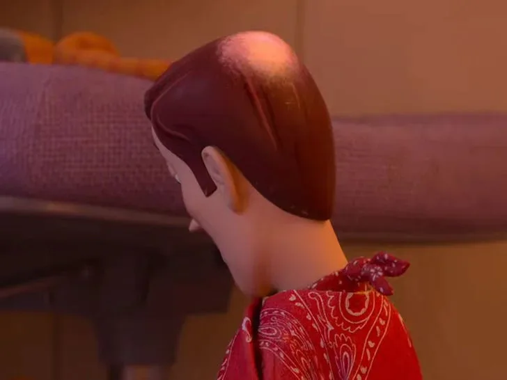 Woody de Toy Story 5 sem o chapéu, mostrando a calvície, ao lado do logo da rede de cinemas Cinesystem