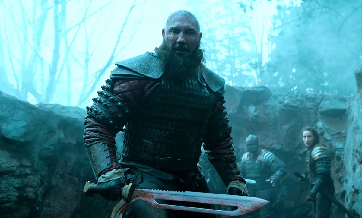 Dave Bautista de armadura e espada em punho como Baba Voss na série See, imagem ilustrativa do ator escalado como Kratos