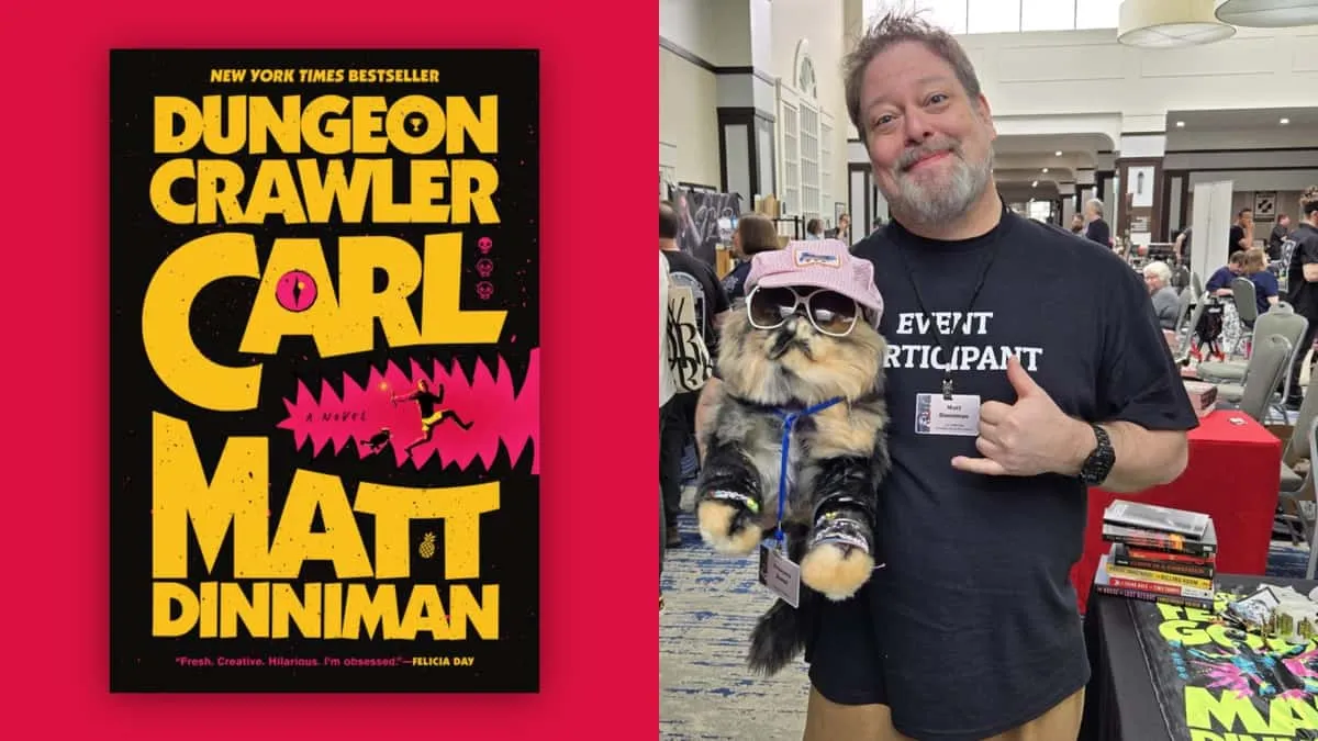 Montagem com a capa do livro Dungeon Crawler Carl, em preto e amarelo, ao lado de uma foto do autor Matt Dinniman num evento segurando uma pelúcia da gata Princesa Donut de boné rosa e óculos escuros