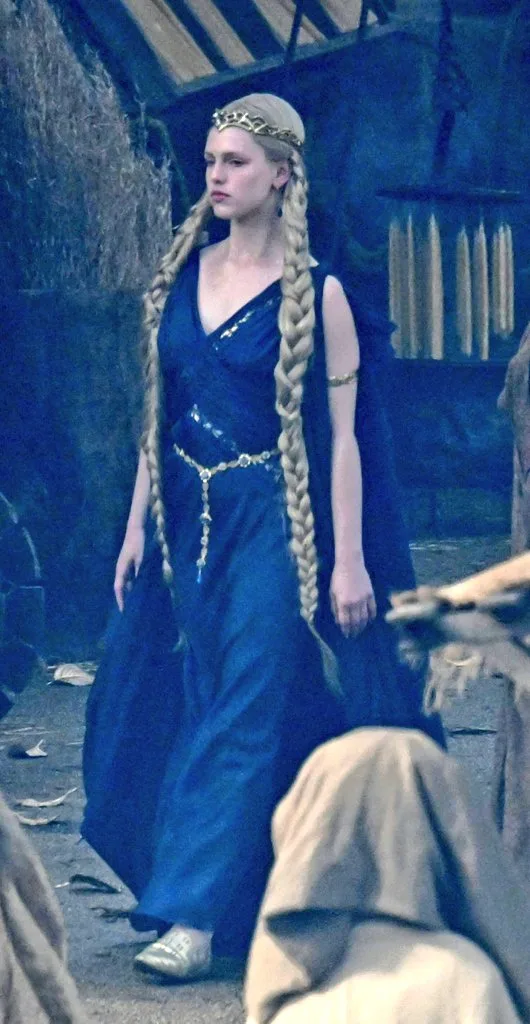 Emma Laird como Rainha Marika no set do filme de Elden Ring