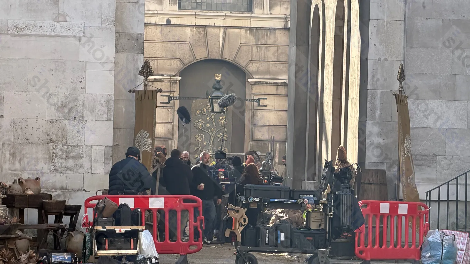 Set do filme de Elden Ring em Londres mostrando o patíbulo do Dung Eater e o design de Leyndell