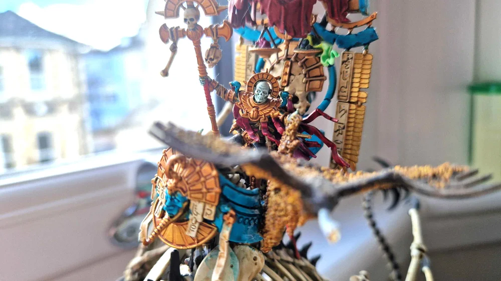 Detalhe de miniatura Warhammer pintada a mao mostrando o nivel de artesanato