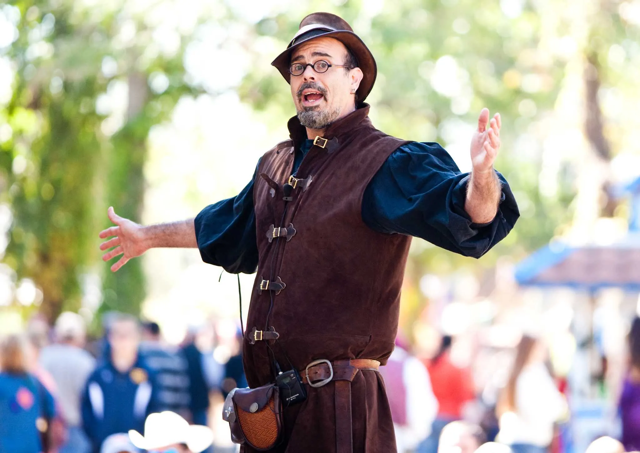 Christopher Buehlman como "Christophe the Insultor" na Texas Renaissance Festival