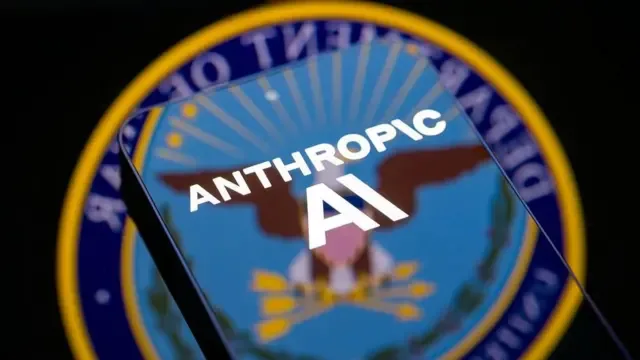 Celular exibindo o logo da Anthropic AI em frente ao brasão do Departamento de Guerra dos Estados Unidos