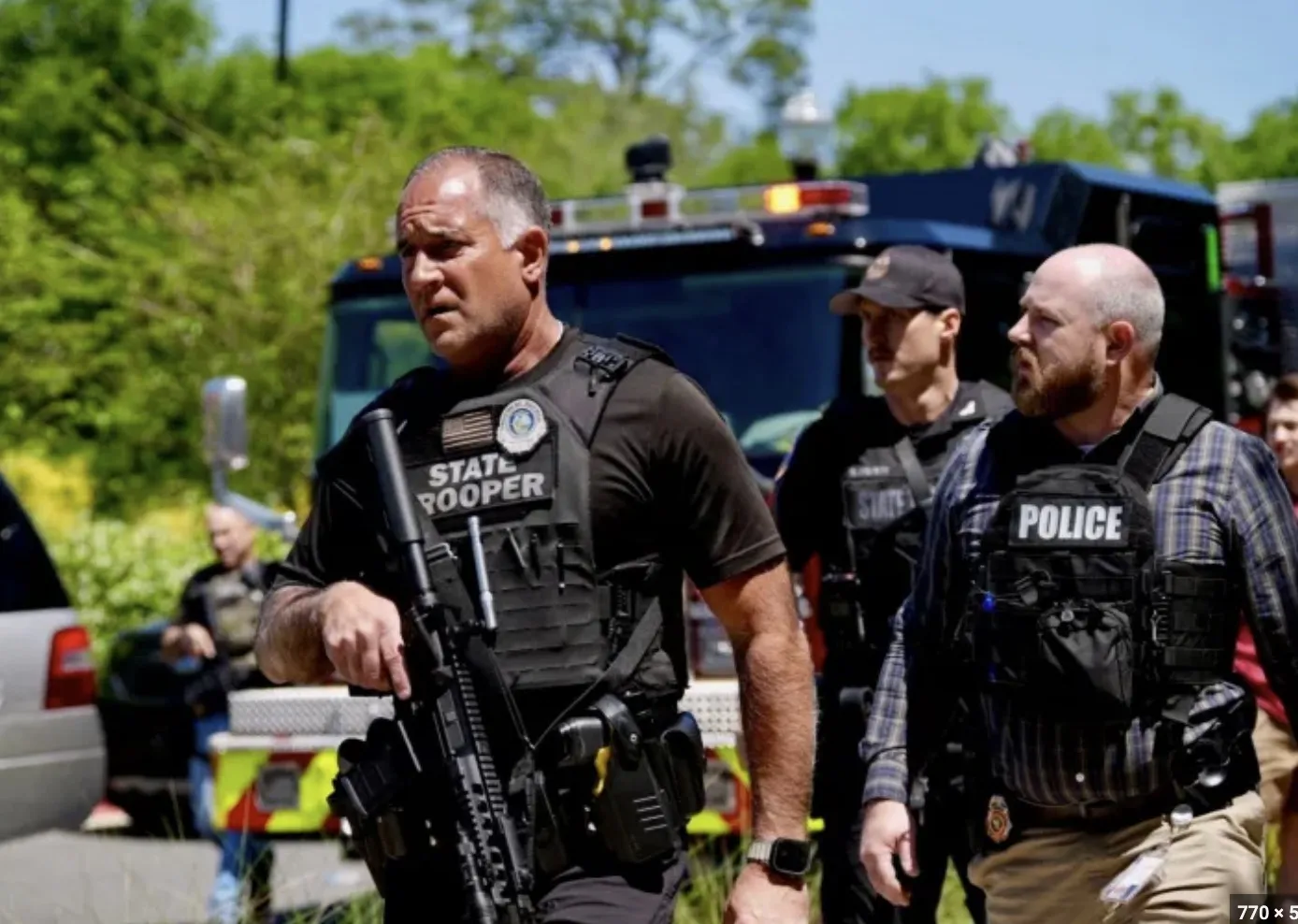 Policiais armados respondem ao tiroteio na Florida State University em abril de 2025