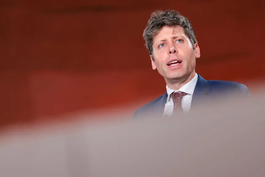 Sam Altman, CEO da OpenAI, falando durante um evento, nomeado pessoalmente como réu no processo da Flórida