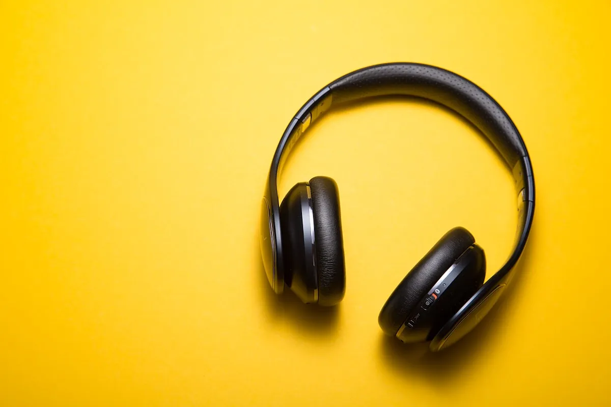 Fone de ouvido over-ear em destaque sobre fundo amarelo