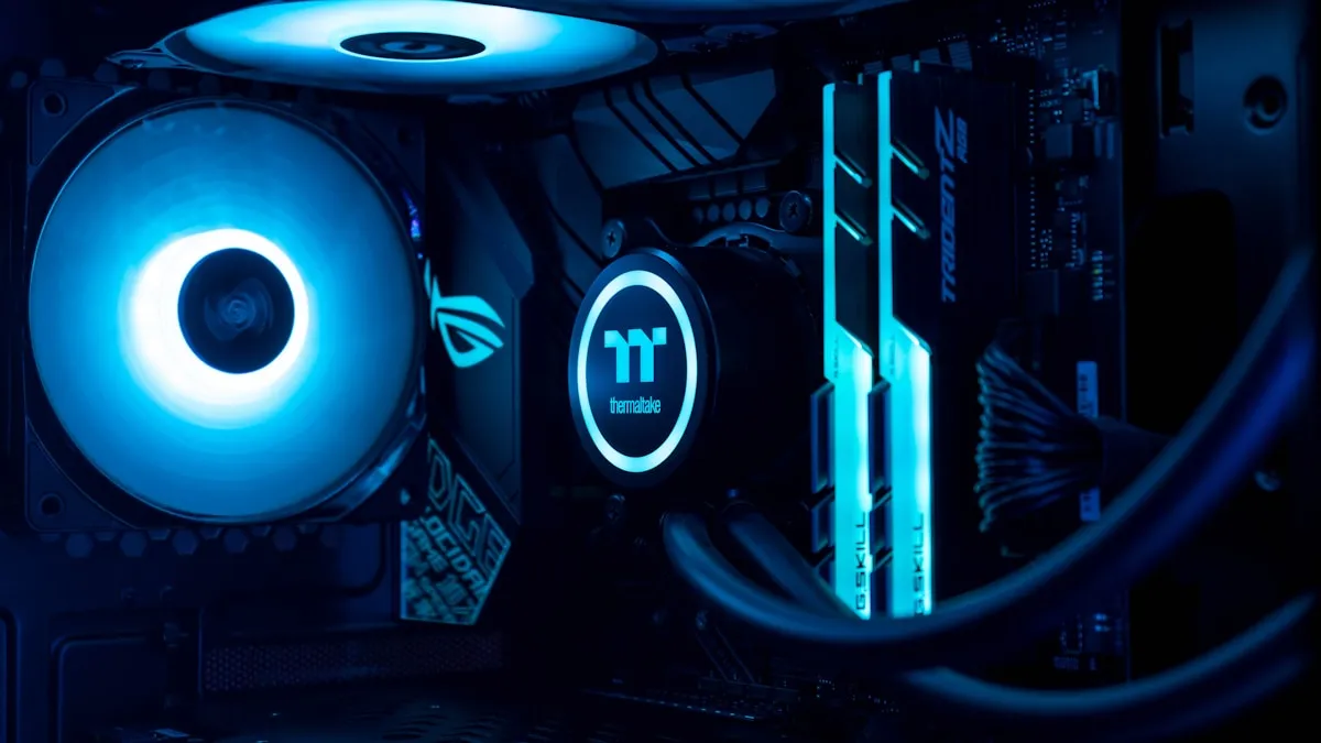 Placa de vídeo GPU de perto com iluminação azul representando hardware de PC gamer