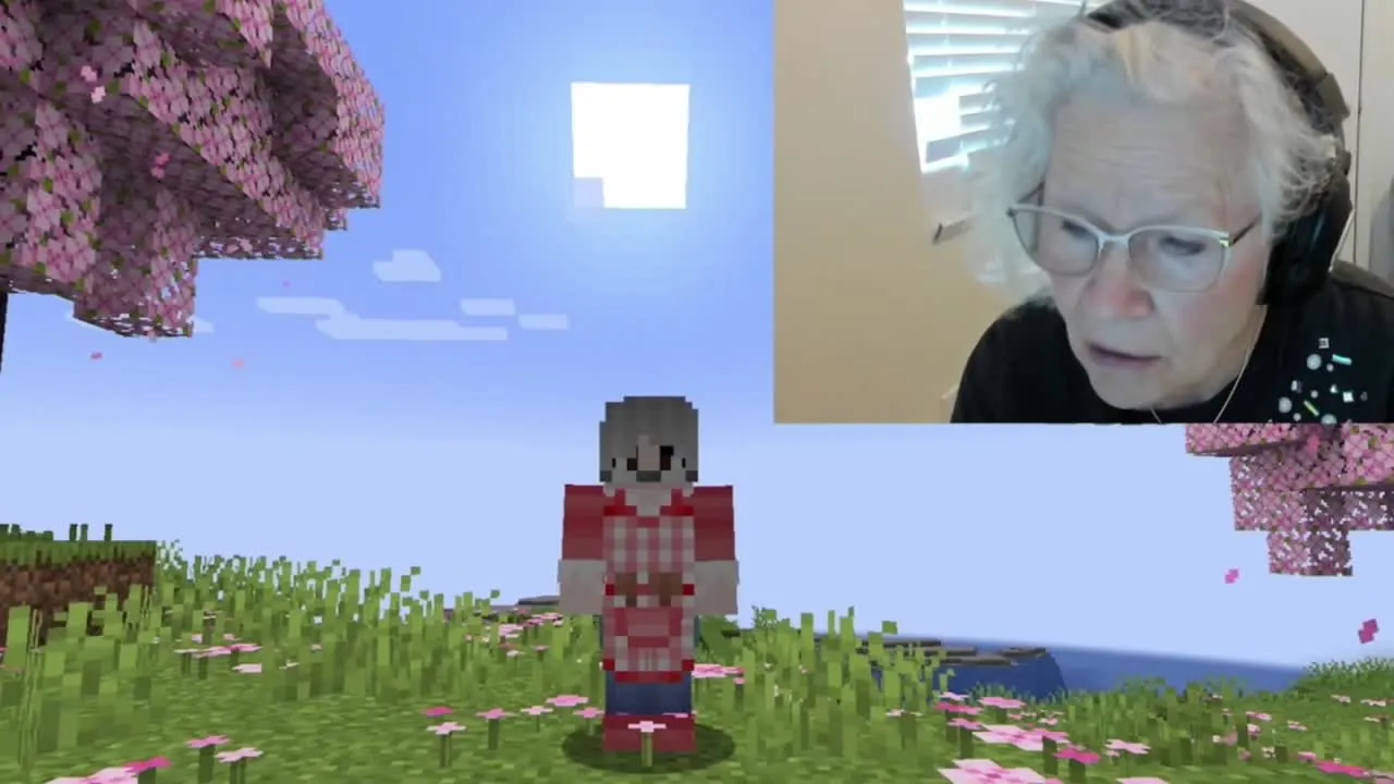 Sue Jacquot, a GrammaCrackers, de 81 anos, em frente ao computador com Minecraft na tela