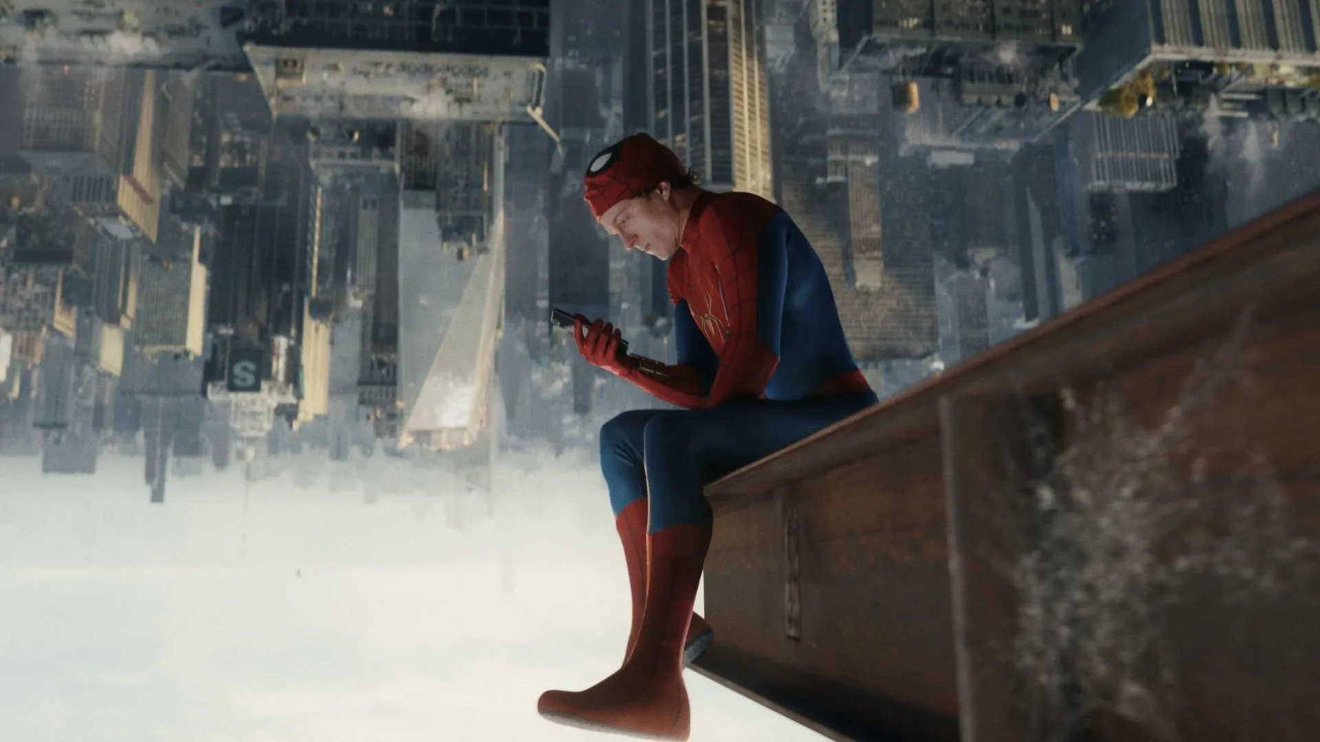 Tom Holland como Homem-Aranha no traje vermelho e azul em cena noturna de Homem-Aranha: Um Novo Dia