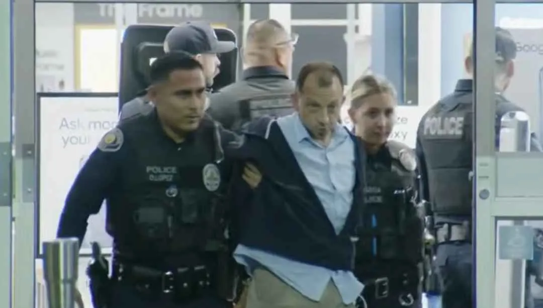 Fachada da Best Buy de Pasadena, Califórnia, com viaturas policiais estacionadas na frente da loja