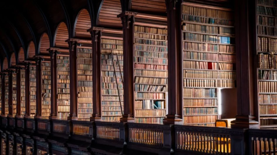 Corredor de biblioteca infinita com prateleiras se perdendo no horizonte, volumes sem título na espinha