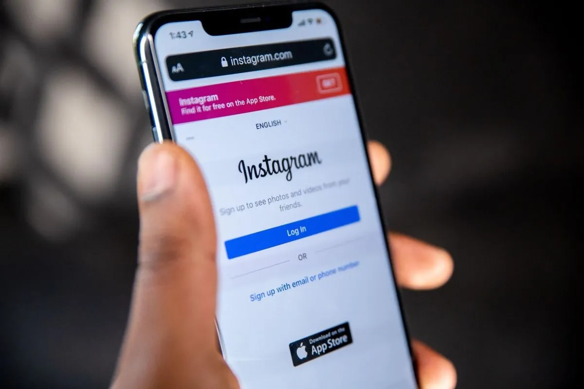 Ícone do Instagram com cadeado aberto representando remoção da criptografia de ponta a ponta nas mensagens diretas