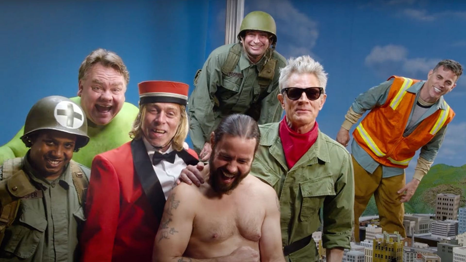 Elenco do Jackass reunido em foto promocional, usando fantasias militares e de construção
