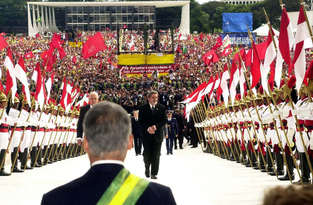 Lula sobe a rampa do Palácio do Planalto com José Alencar e FHC na posse de janeiro de 2003, após vencer a eleição de 2002