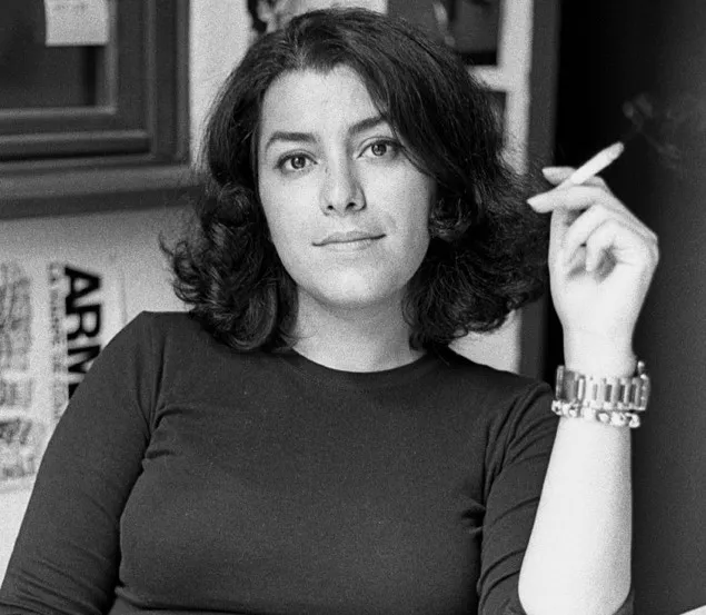 Marjane Satrapi, autora de Persépolis, em retrato em preto e branco