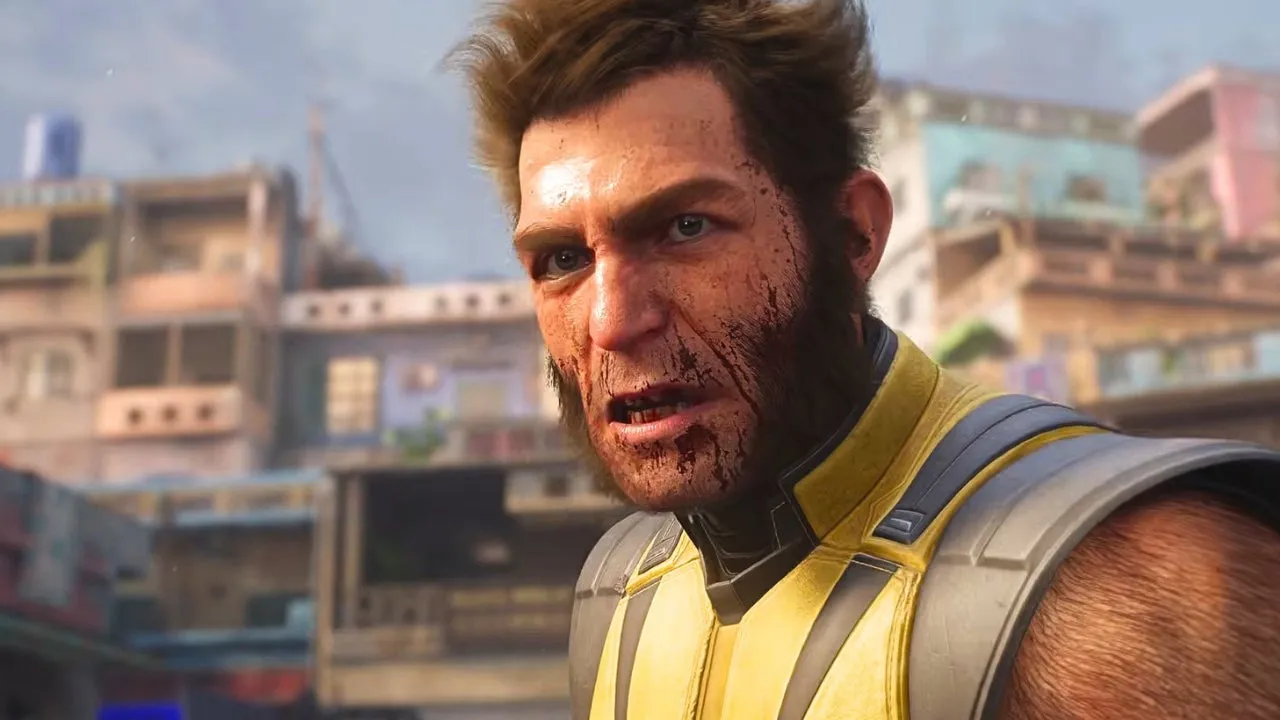 Logan com o rosto ensanguentado e o uniforme amarelo e cinza, em frente a um casario urbano, em cena de Marvel s Wolverine