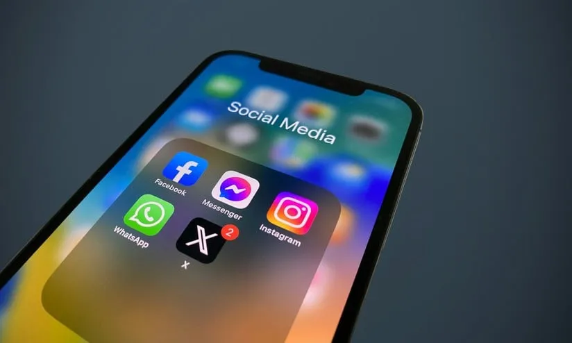 Logos do Instagram, Facebook e WhatsApp com ícone de cifrão ao fundo em fundo escuro