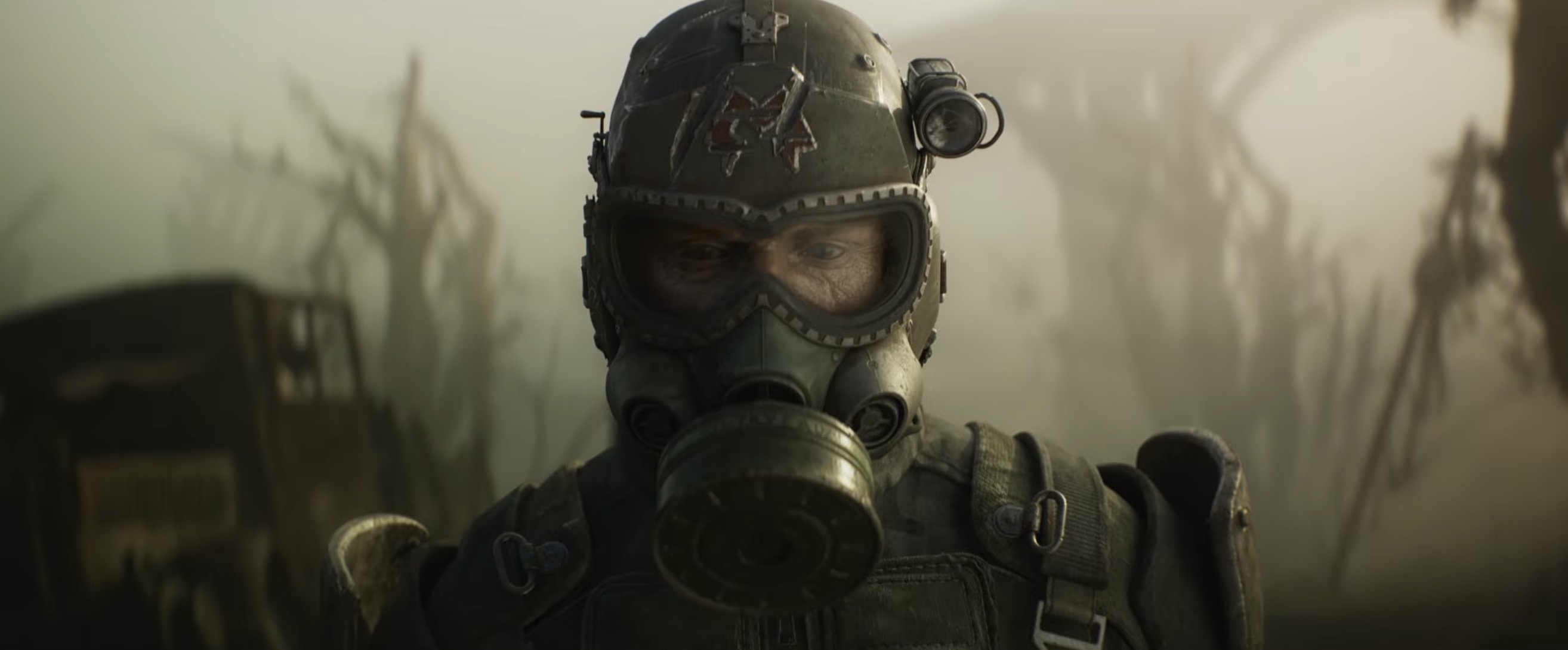 Soldado com máscara de gás e capacete em cena do trailer de Metro 2039