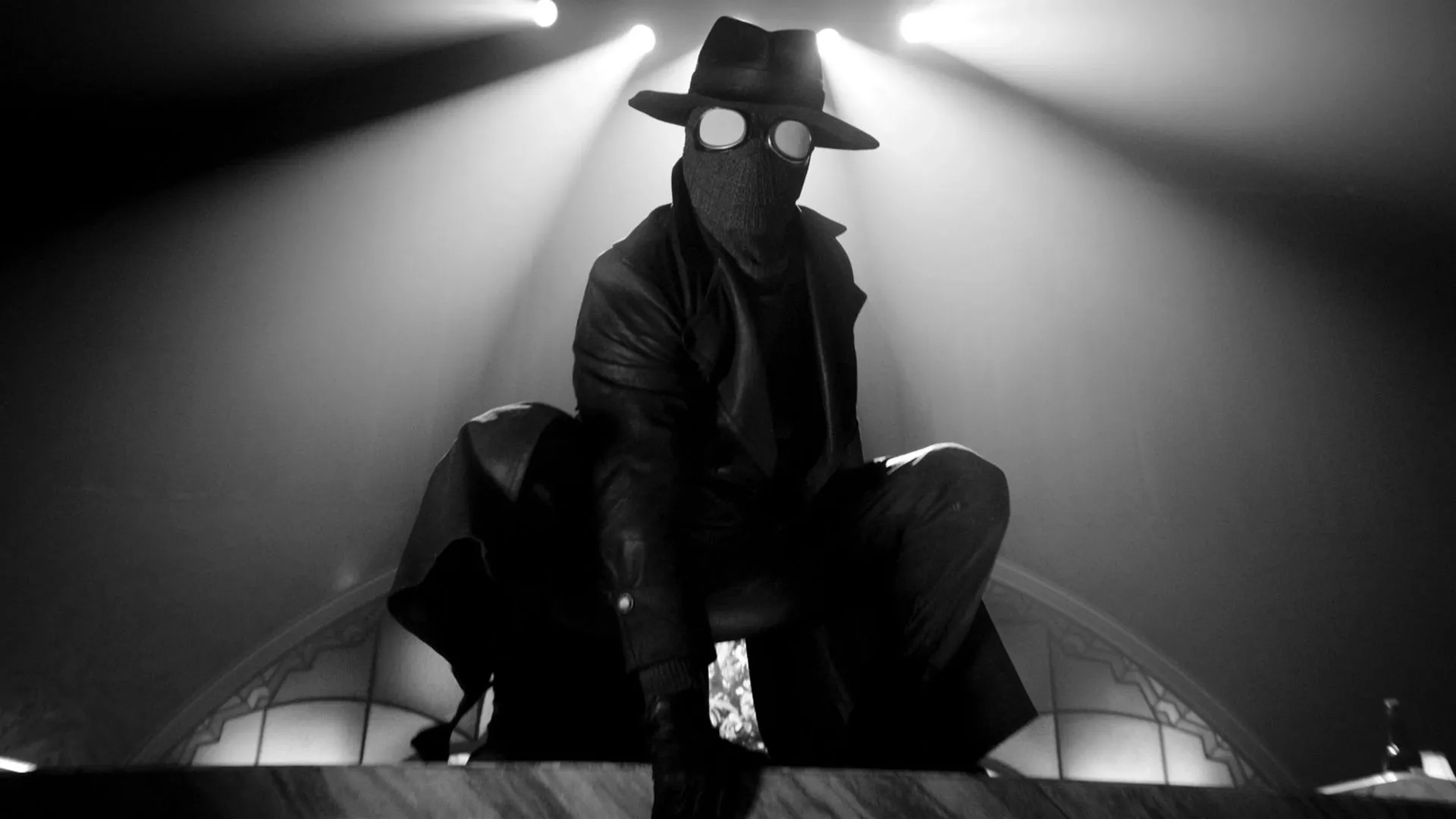 Nicolas Cage caracterizado como Ben Reilly em cena de Spider-Noir, série da Prime Video ambientada na Nova York dos anos 1930 em preto e branco