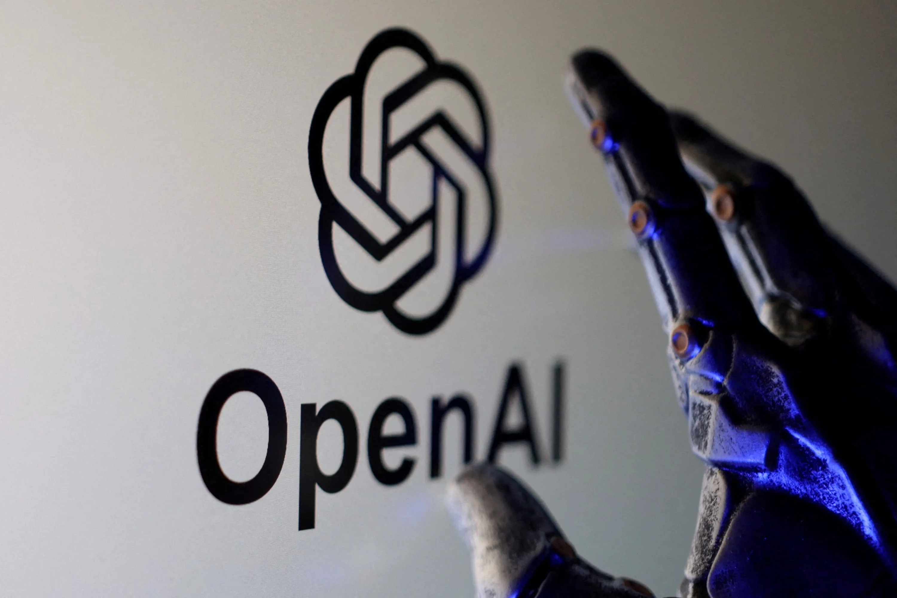 Mão robótica ao lado do logotipo da OpenAI