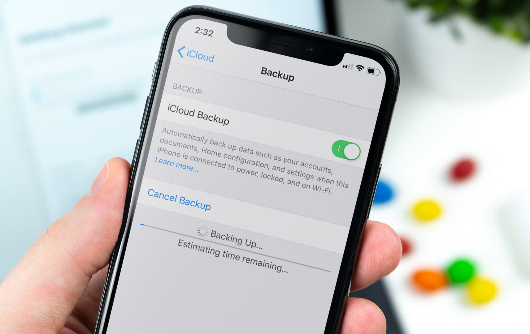 Tela de iPhone mostrando backup do iCloud em andamento