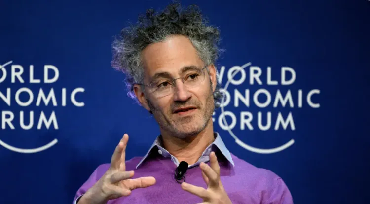 Alex Karp, presidente-executivo da Palantir, com a mesma expressão desajustada e desvairada que a imprensa tenta caricaturar como vilão de HQ, exceto que a expressão é real e é dele