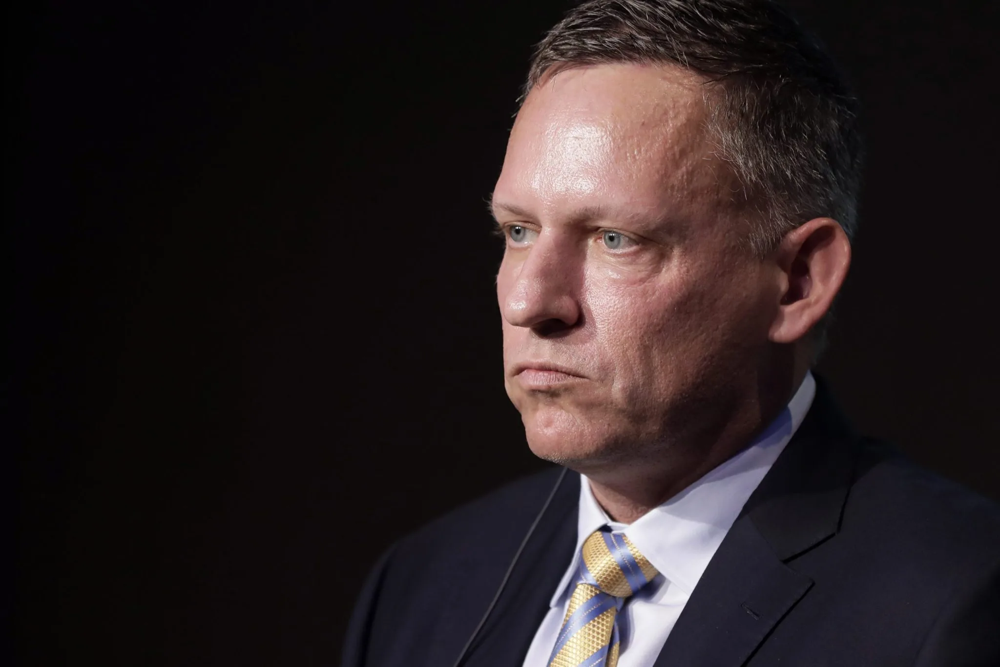 Peter Thiel, cofundador da Palantir e financiador de JD Vance, discursando em evento público