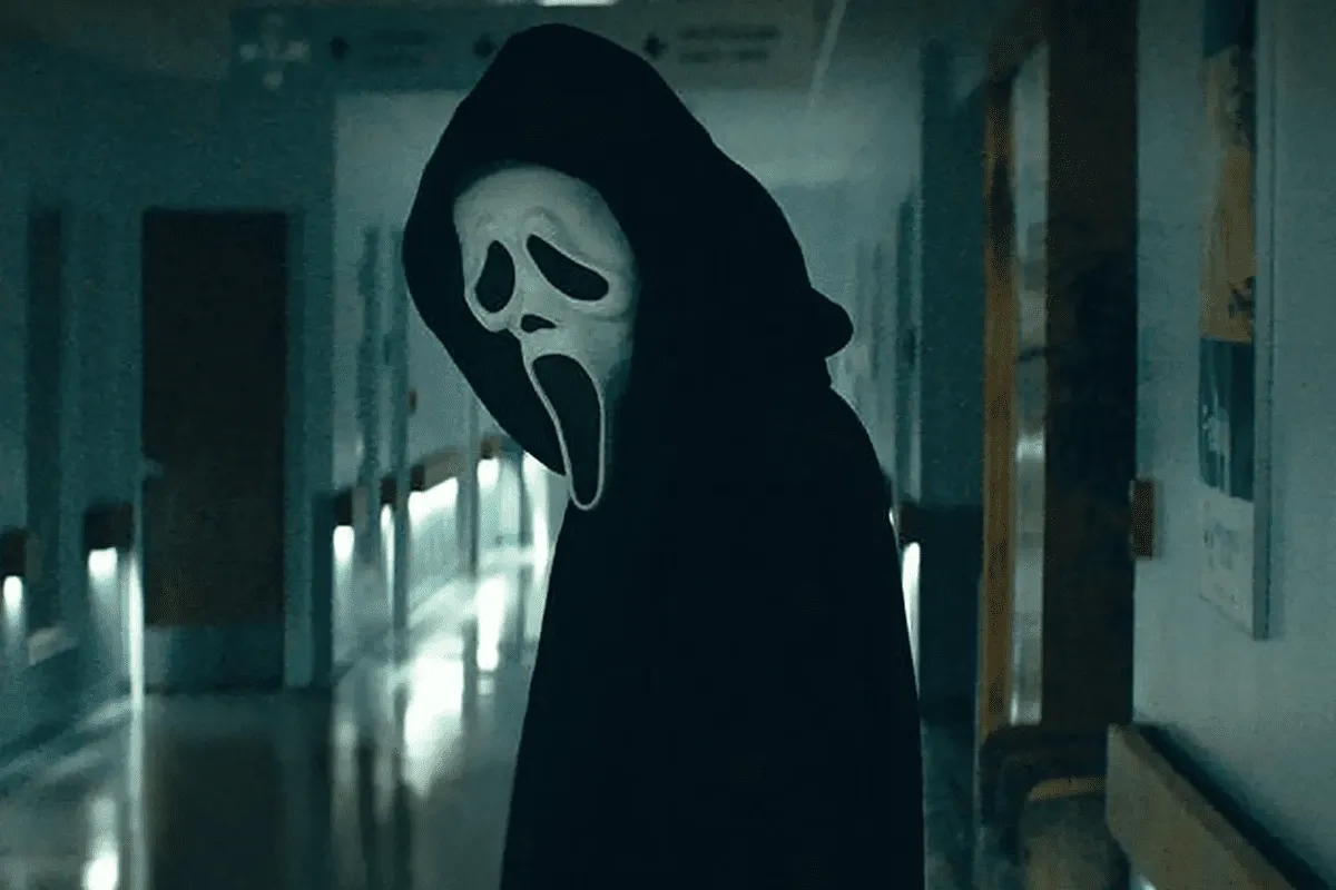 Poster oficial de Pânico 7 com Ghostface segurando a icônica máscara