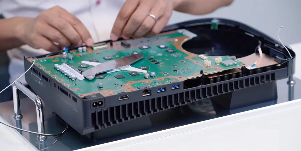 Console PS5 com placa de circuito exposta, representando vulnerabilidade de hardware no chip BootROM