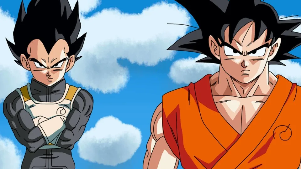 Vegeta de braços cruzados ao lado de Goku, ambos com expressão séria, em frente a um céu azul com nuvens