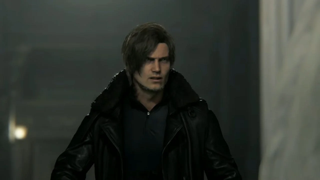 Leon S. Kennedy de jaqueta de couro preta em cenario sombrio de Resident Evil Requiem