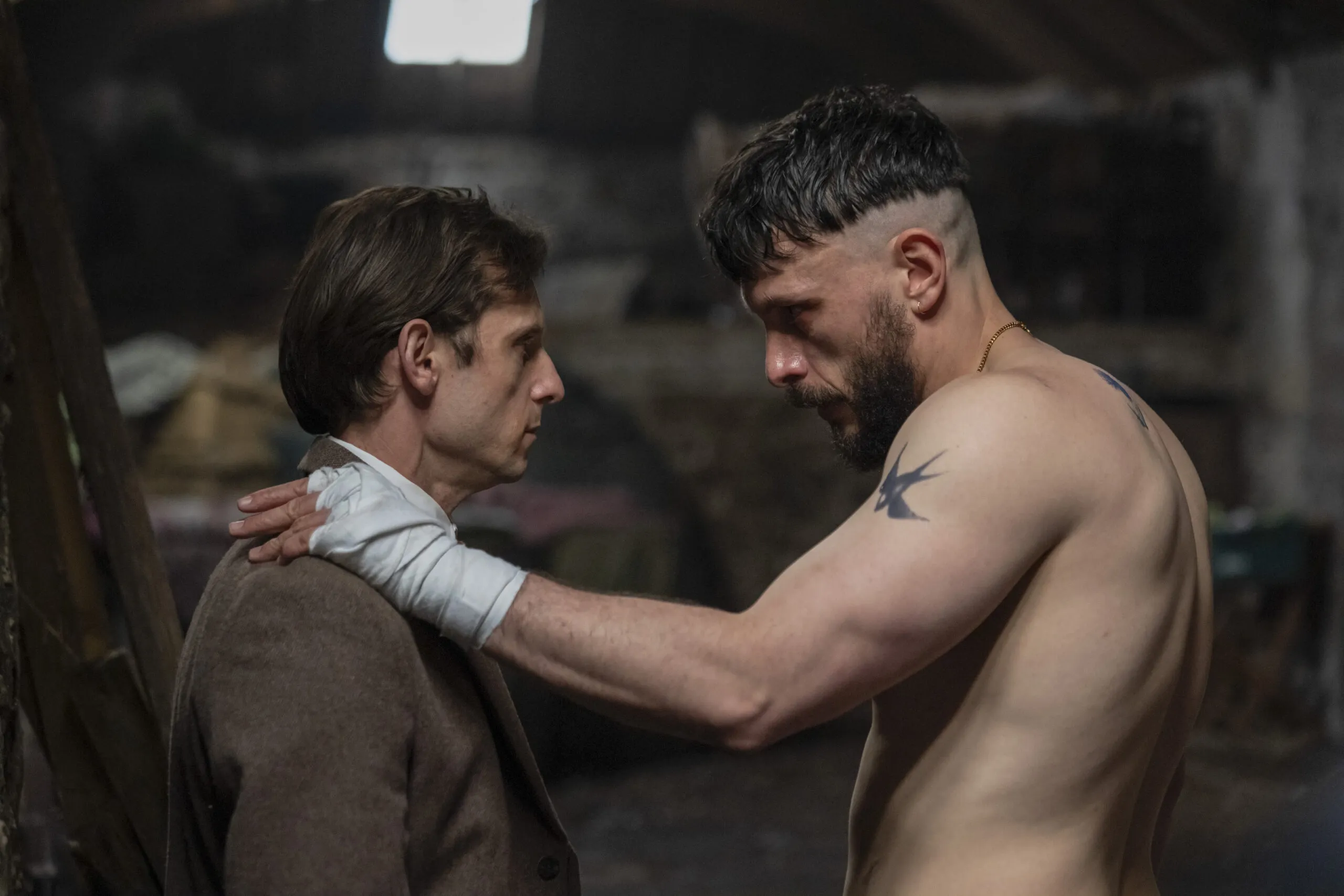 Richard Gadd e Jamie Bell como Ruben e Niall em Half Man, série da HBO e BBC filmada em Glasgow