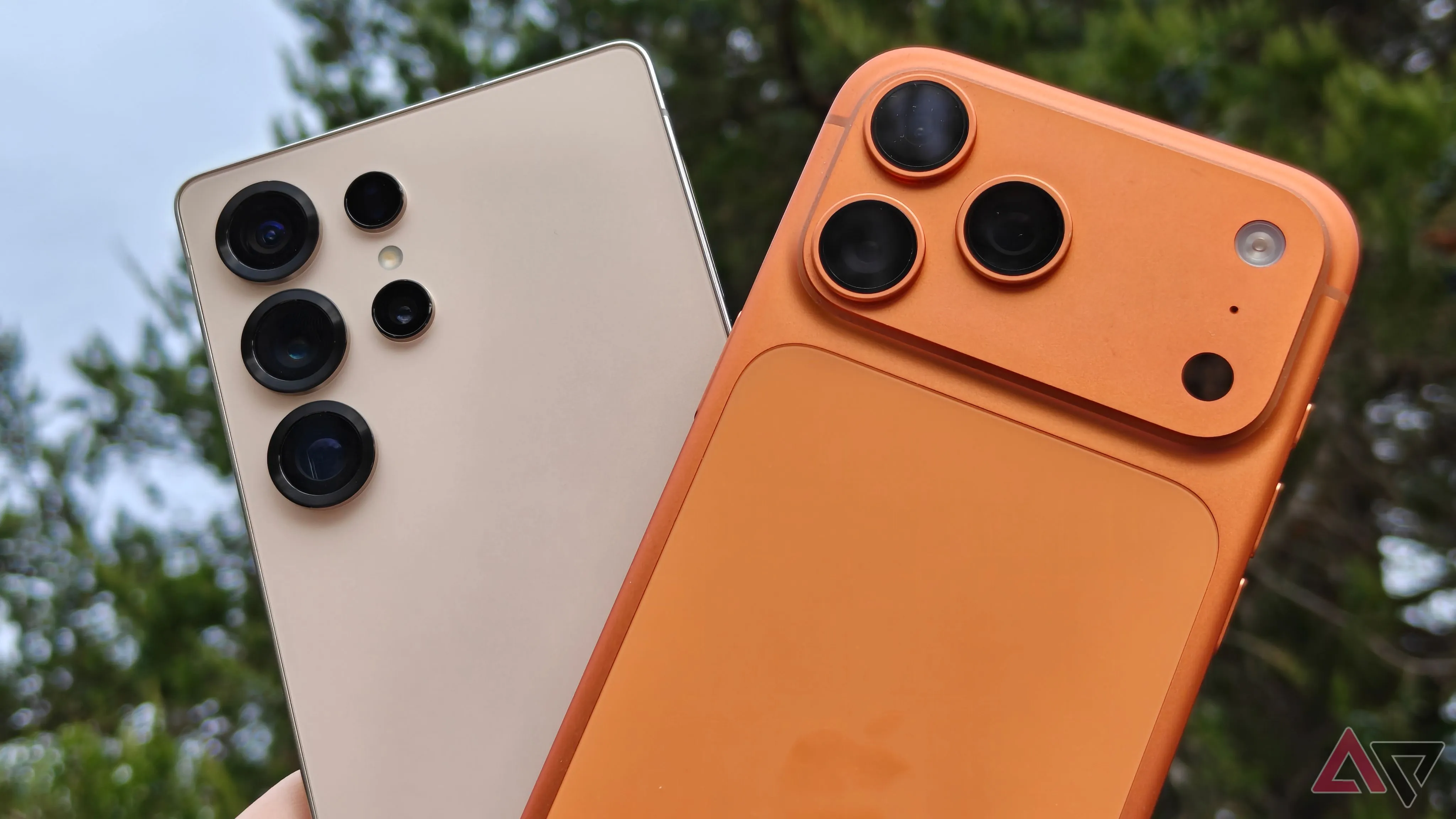 Galaxy S25 Ultra ao lado do iPhone 17 Pro Max