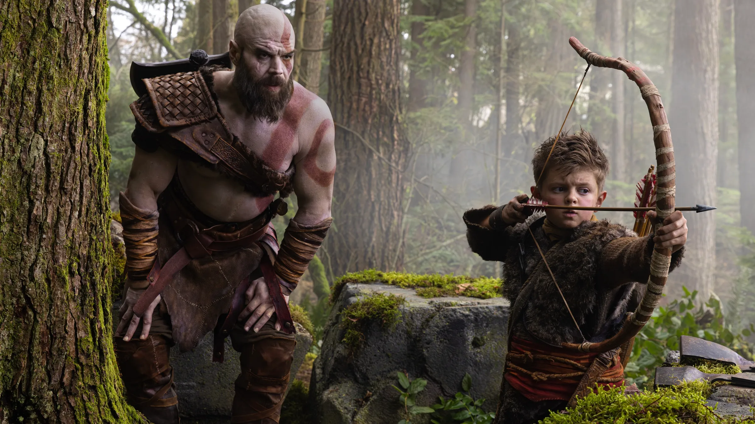 Ryan Hurst como Kratos e Callum Vinson como Atreus em close da primeira imagem oficial da série God of War
