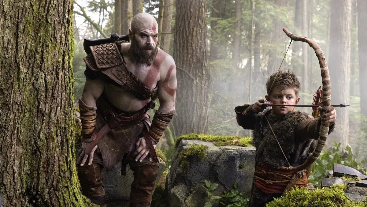 Ryan Hurst como Kratos e Callum Vinson como Atreus na primeira foto oficial da série God of War do Prime Video