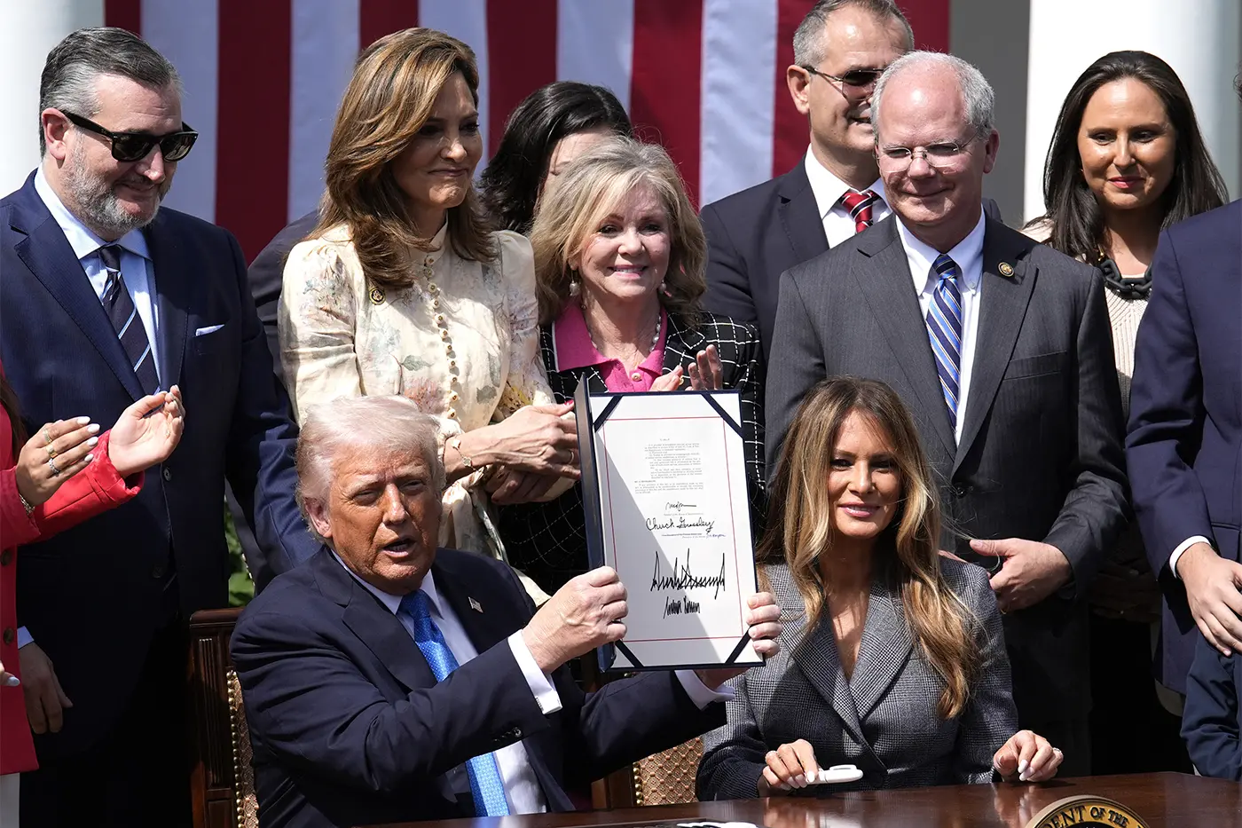 Trump ao assinar o Take It Down Act