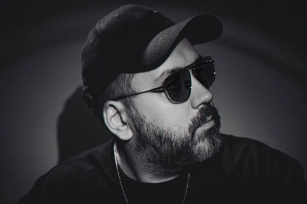 Nikita Buyanov em entrevista ou imagem promocional de Fragmentary Order ao lado de arte de Arc Raiders