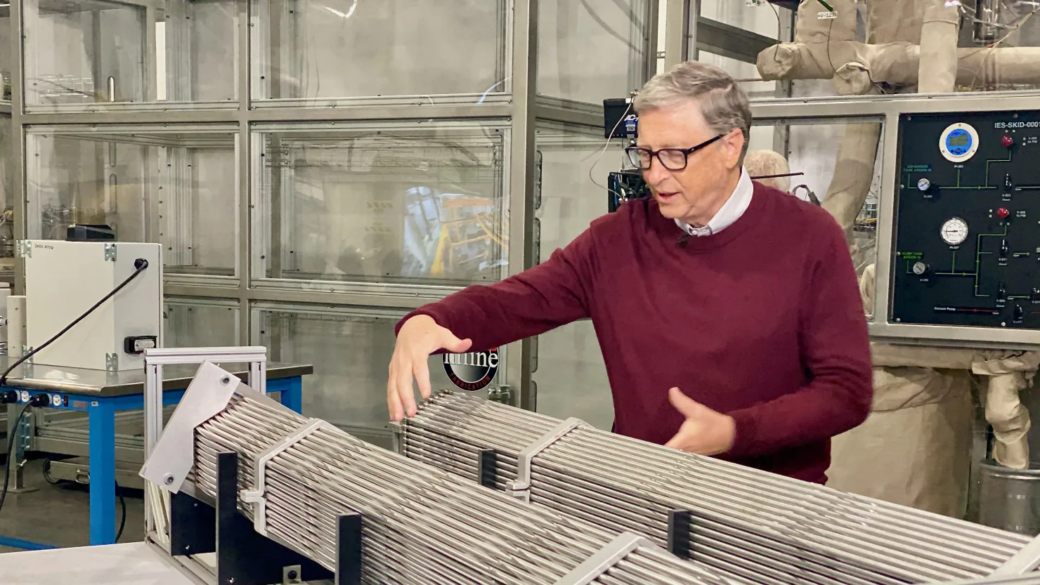 Torres de resfriamento de usina nuclear com vapor subindo ao céu