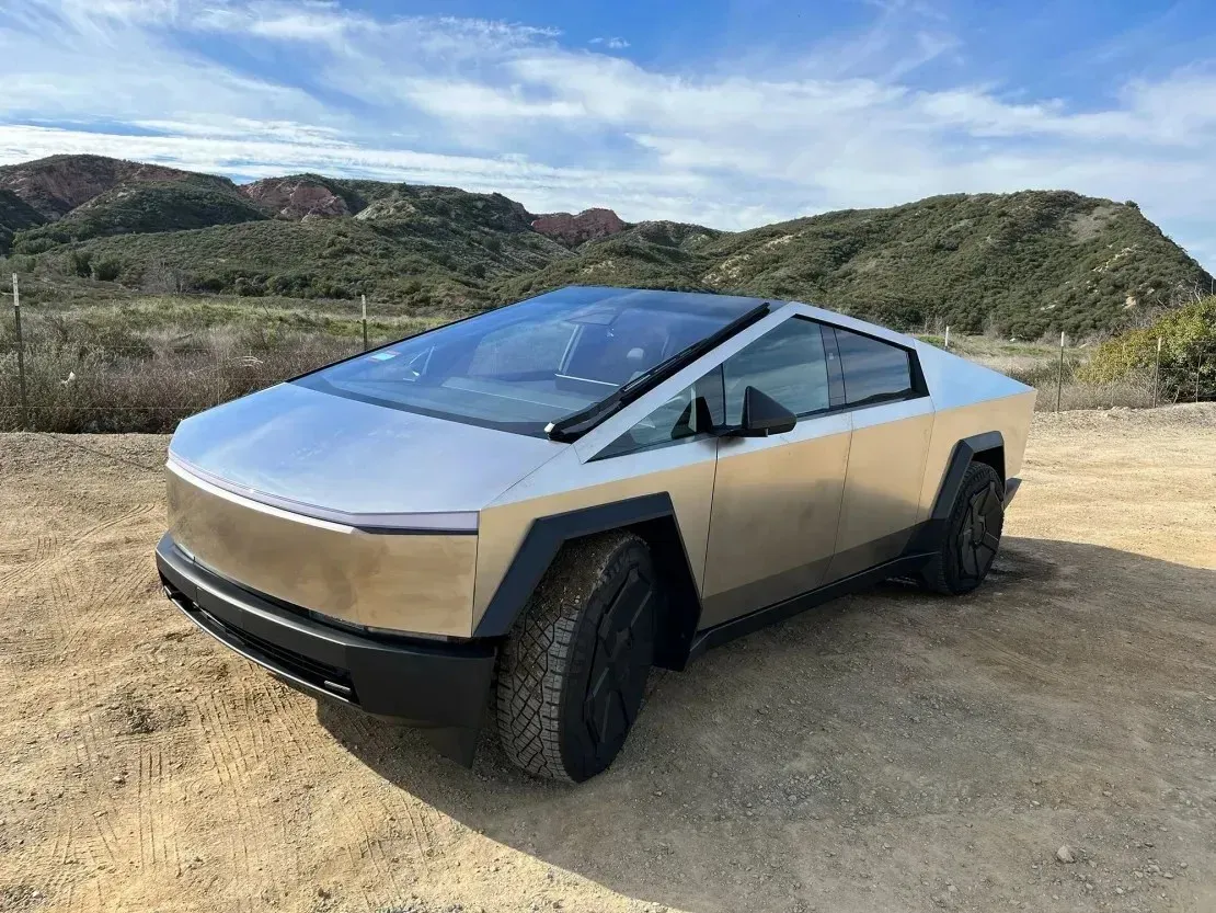 Cybertruck branco estacionado visto de frente em cenário deserto