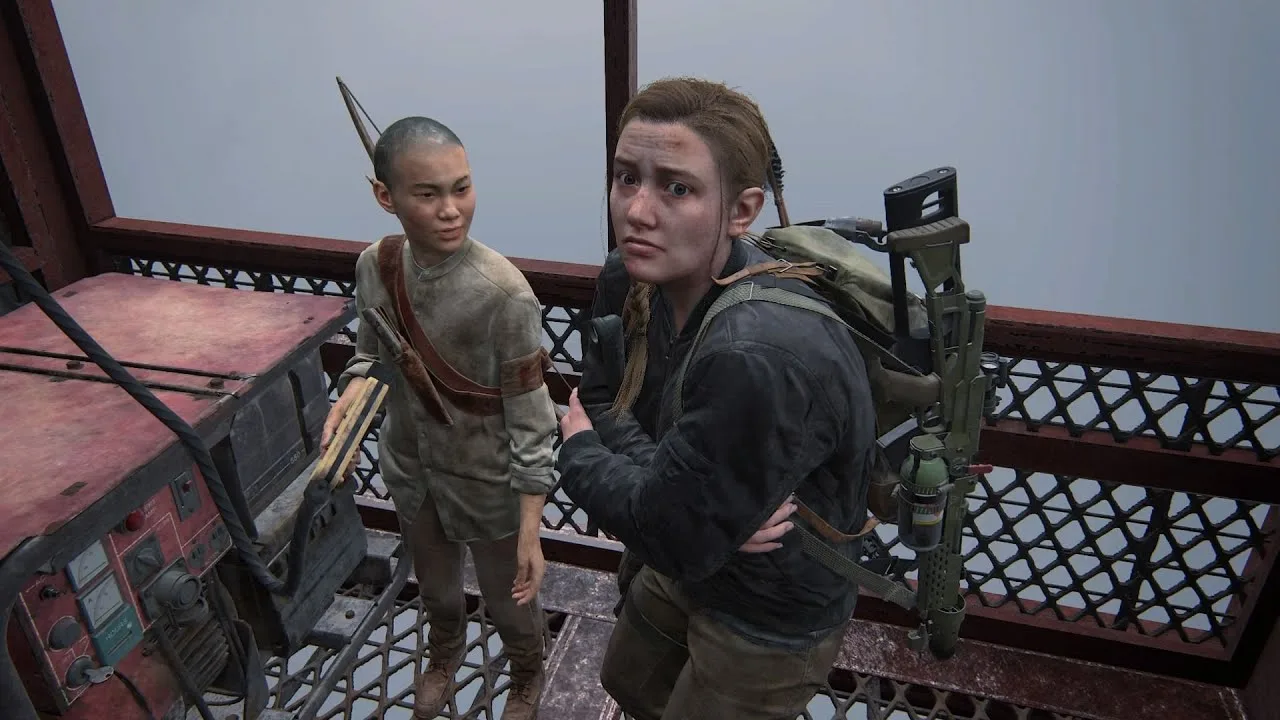 Abby e Lev em cena de The Last of Us Part II, com a dupla caminhando por uma Seattle destruída